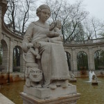 Schneewittchen mit dem „Menzel-Zwerg“ - Snow White and the Dwarves, Der Märchenbrunnen im Volkspark Friedrichshain, Berlin. Photo by Scarlett Messenger